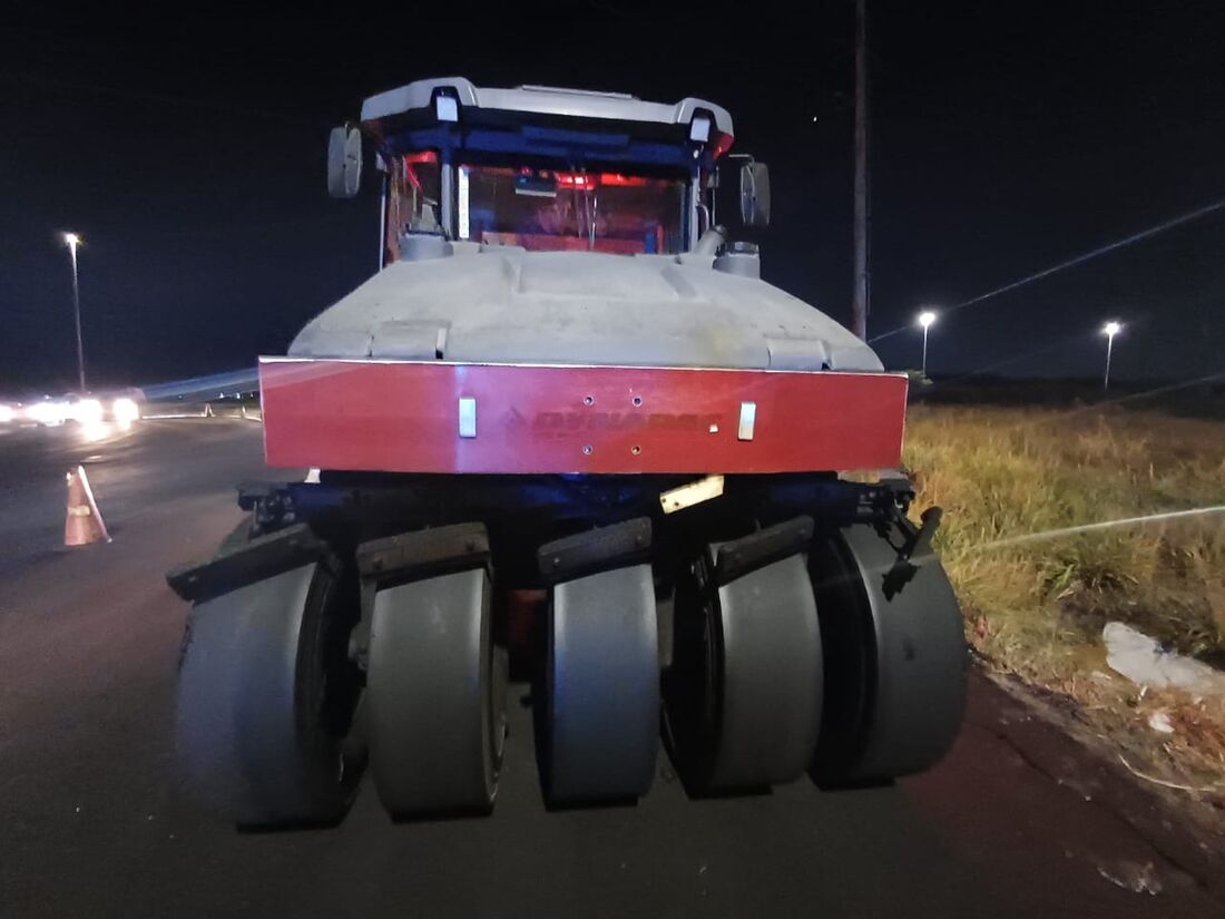 Máquina de rolo compressor esmagou o homem