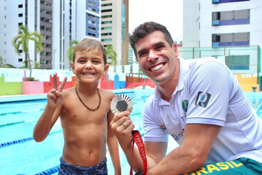 Visita do nadador Phelipe Rodrigues, medalhista paralímpico, às crianças do Instituto do Autismo