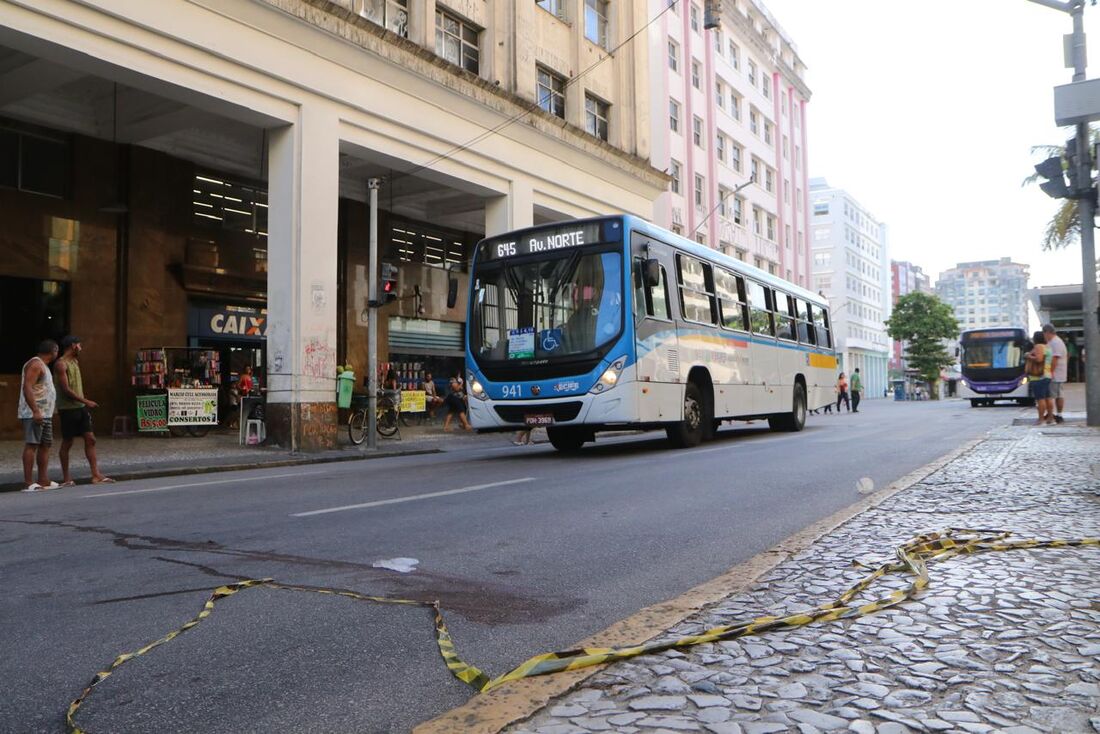 Local onde homem morreu atropelado pô ônibus na Avenida Guararapes 