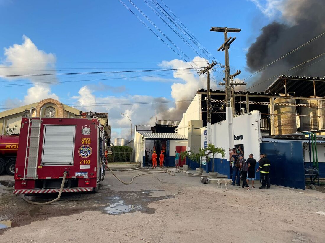 Incêndio atingiu fábrica de colchões, no bairro de Peixinhos