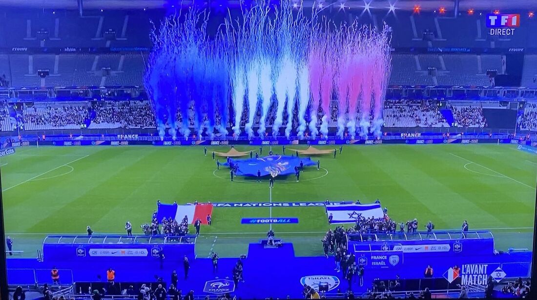 Partida foi marcada por estádio quase vazio, em protesto da torcida francesa