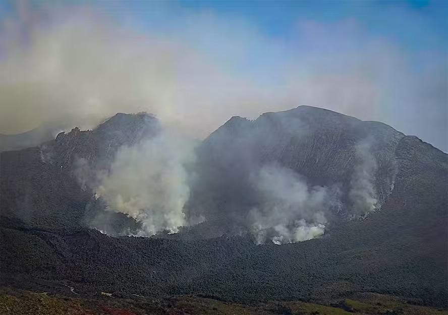 Chamas destroem Mata Atlântica no Santuário Serra do Caraça 