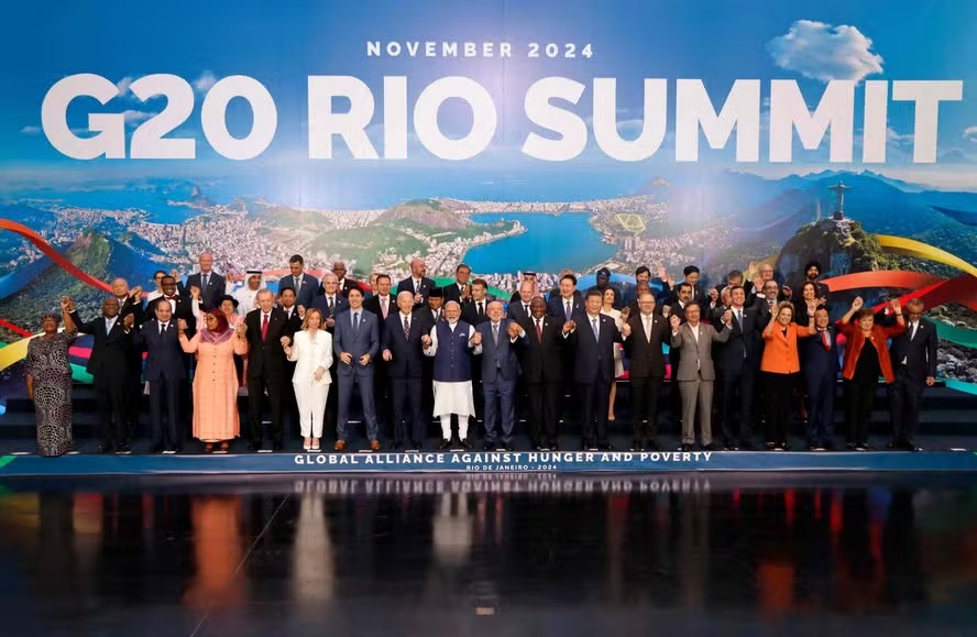 Líderes posam para nova foto oficial do G20 no Rio com o presidente dos EUA, Joe Biden 