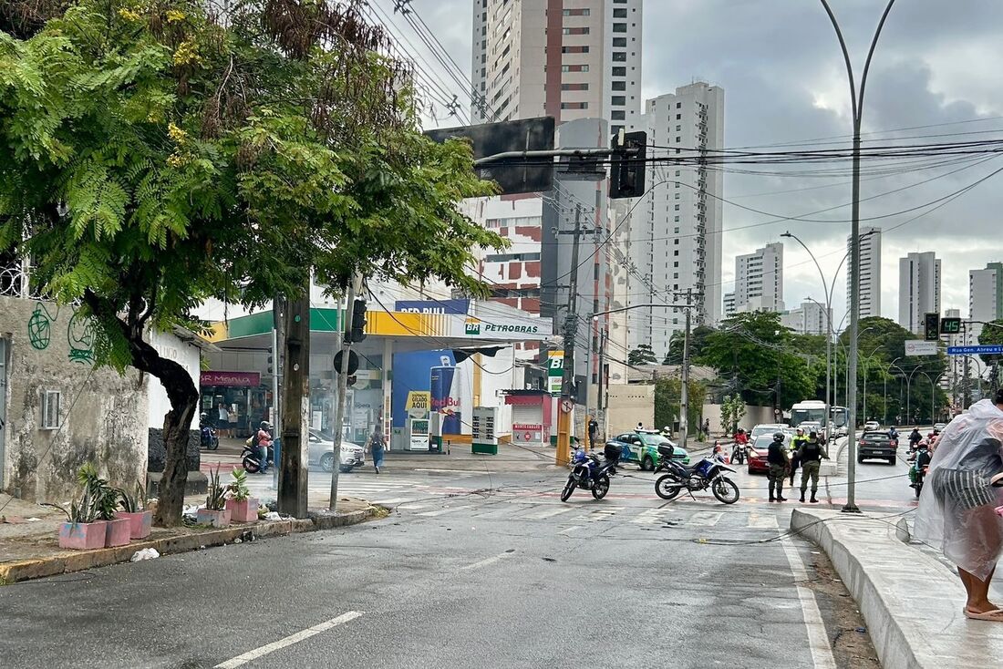 Incidente fez trânsito ser bloqueado na Zona Norte do Recife