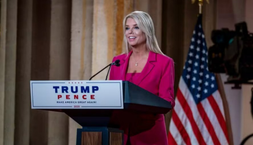  Pam Bondi, ex-procuradora-geral da Flórida