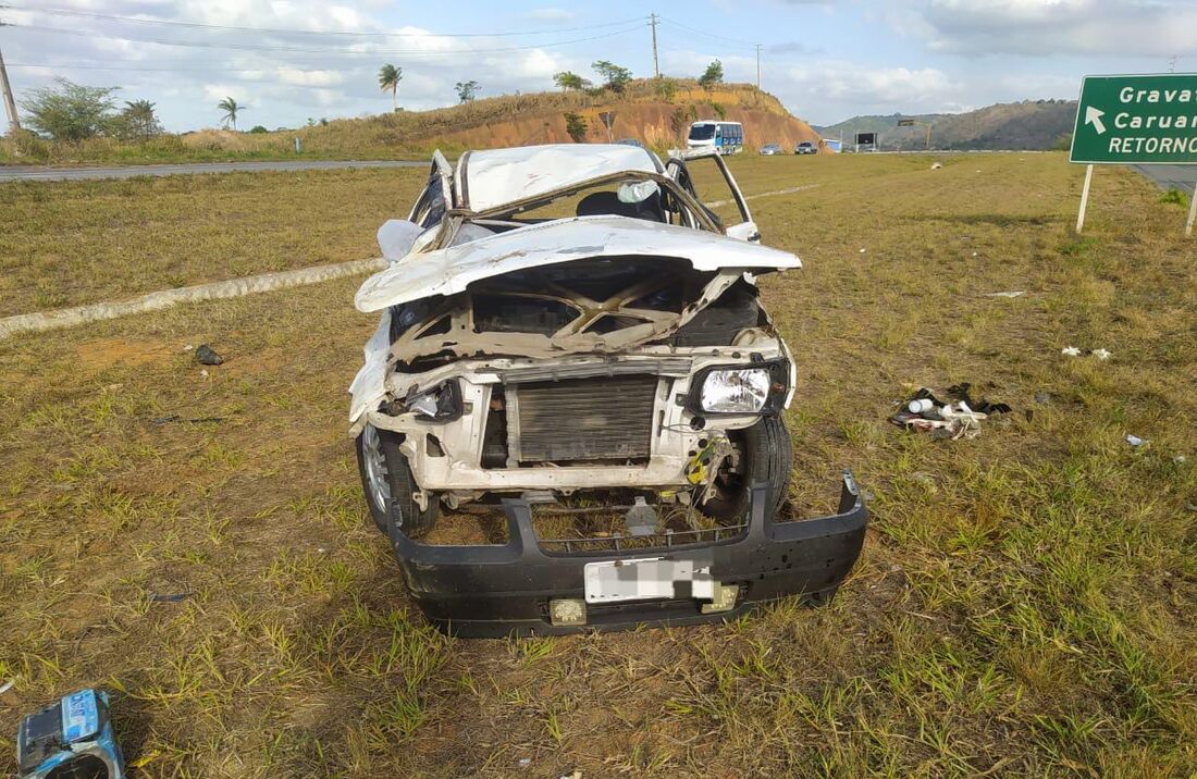 Carro capotou após motorista perder controle