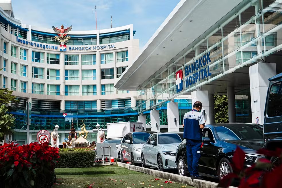 Hospital em Bangkok, na Tailândia, para onde foram levados turistas que morreram após intoxição no Laos, em novembro de 2024