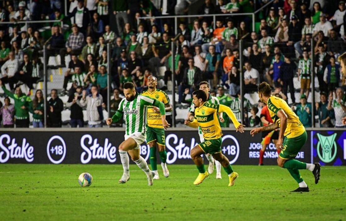 Lance de jogo entre Juventude e Cuiabá, pelo Brasileirão