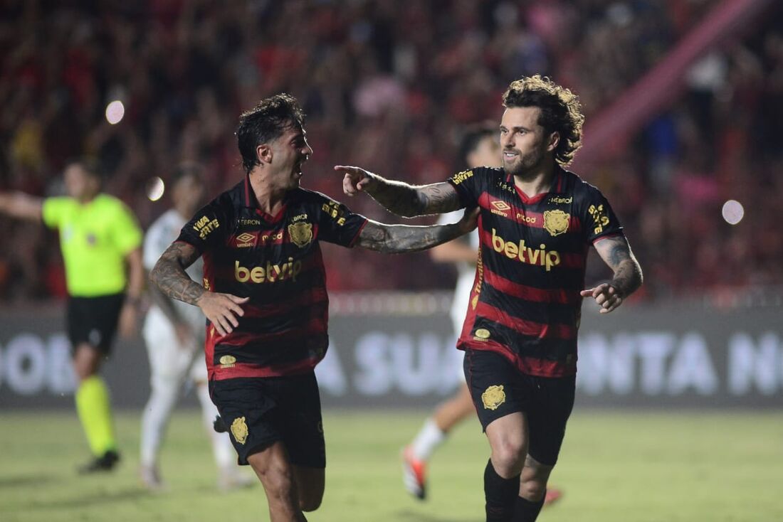 Lucas Lima celebra gol pelo Sport