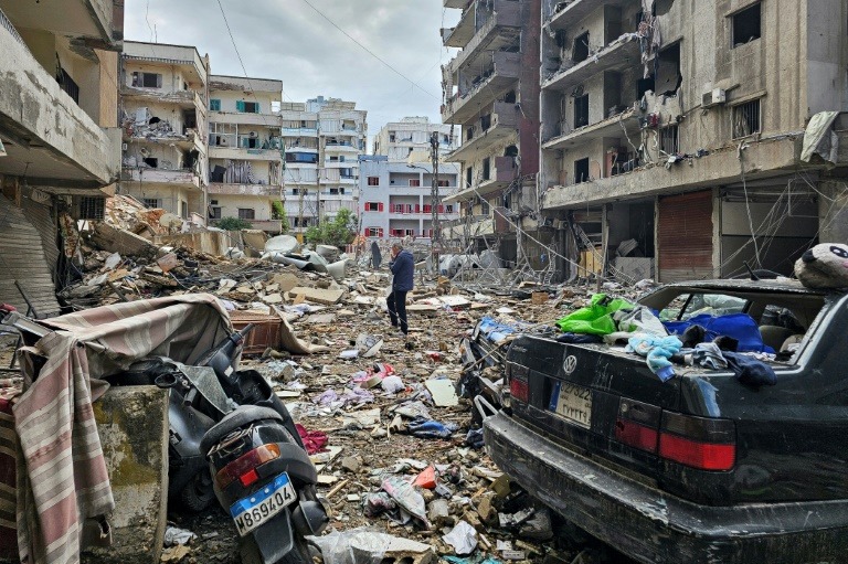 Homem caminha pelos escombros no distrito de Haret Hreik, no sul de Beirute