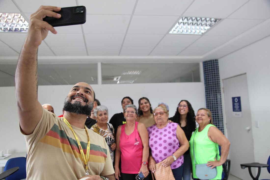 Projeto ensina idosos a usar o celular