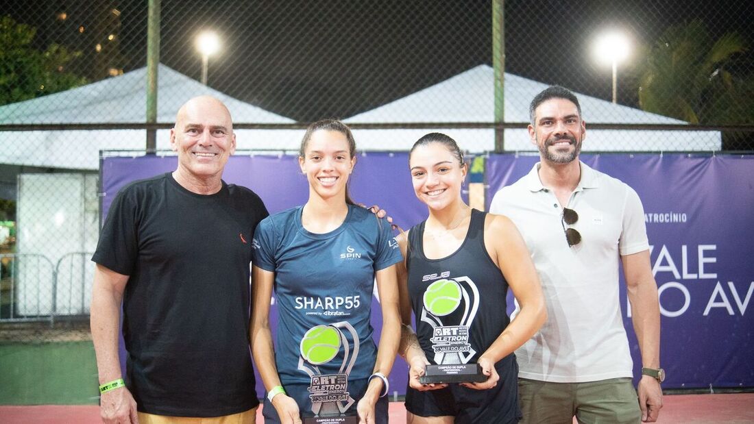 Maria Eduarda Lages e Sofia Mendonça recebendo troféu por Guilherme Falcão (Secretaria de Esportes de PE) à esquerda e André Rosa e Silva, CEO da Elétron Energy, na direita