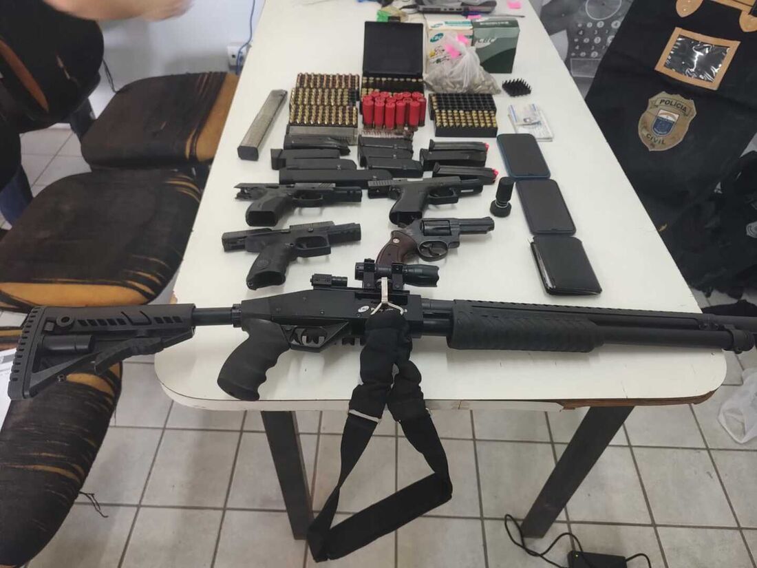 Imagem divulgada pela polícia mostra parte do material apreendido, como arma de grosso calibre