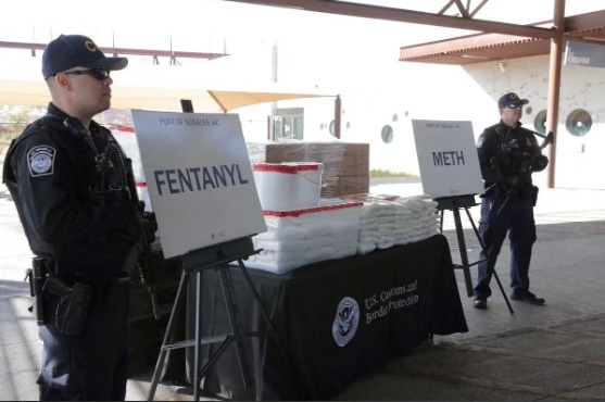 Pacotes de fentanil, principalmente em pó e metanfetamina, que a Alfândega e Proteção de Fronteiras dos EUA dizem ter apreendido de um caminhão vindo do México para o Arizona, estão em exibição durante uma entrevista coletiva no Arizona