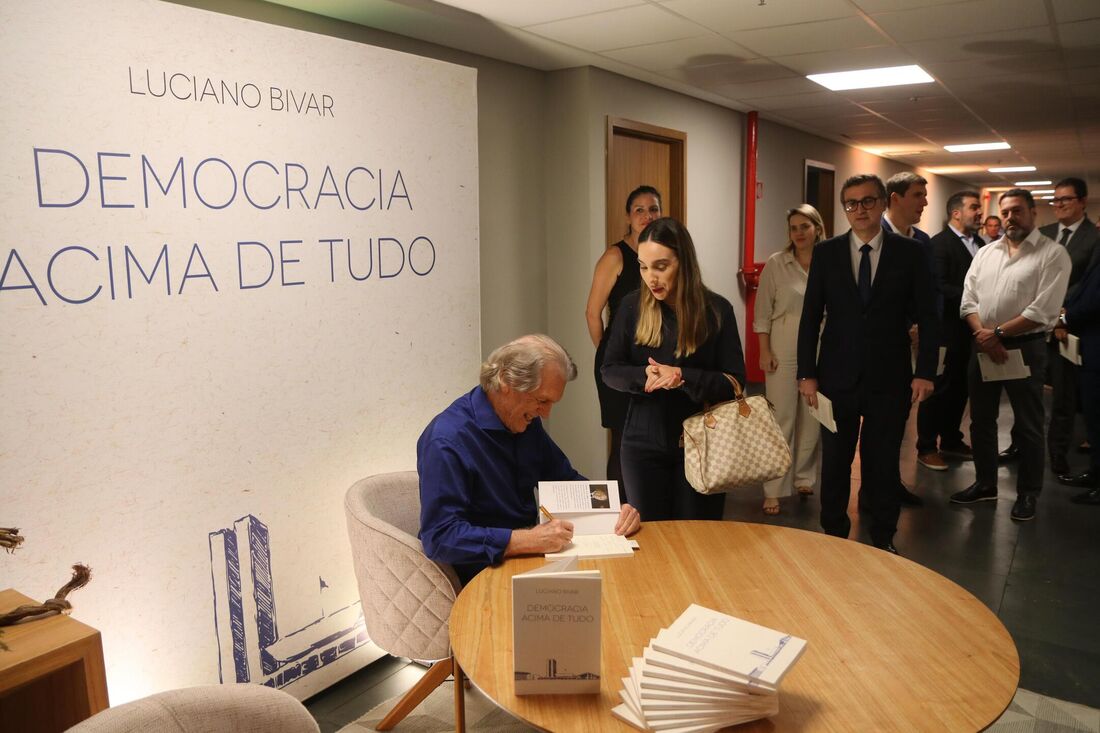 Luciano Bivar realiza sessão de autógrafos em lançamento de seu livro