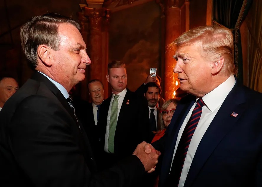 Bolsonaro e Trump se cumprimentam em encontro nos Estados Unidos