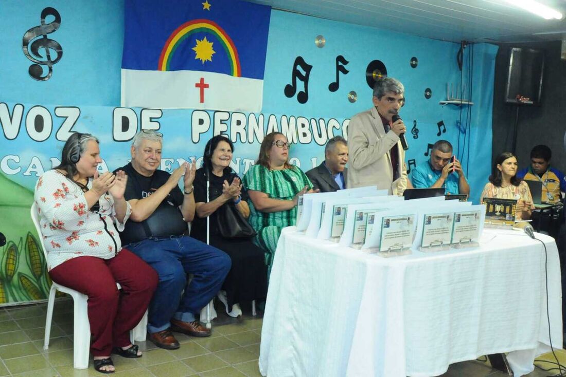 Domingos Sávio fala durante o início do 14&ordm; Referendo Microfone Braille