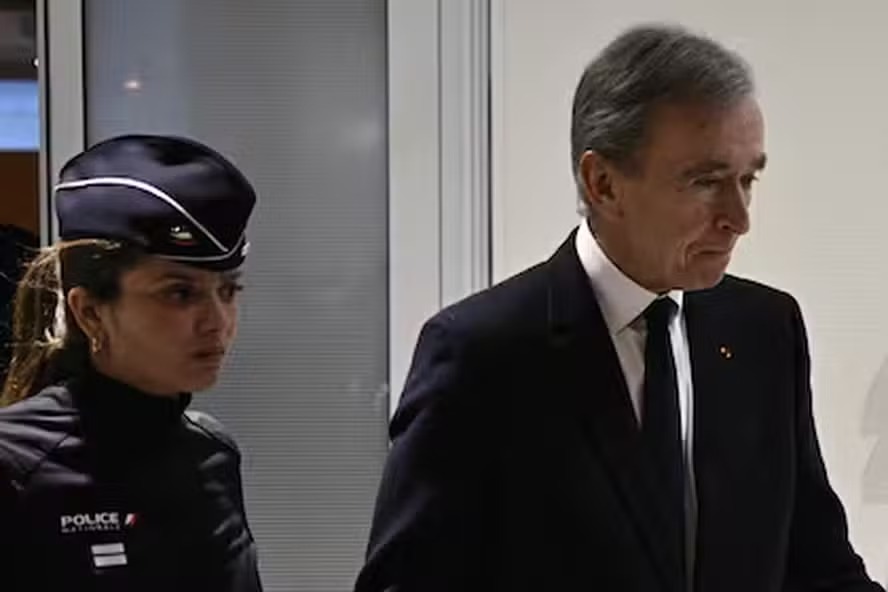 Bernard Arnault, CEO da LVMH, deixando o tribunal em Paris em 28 de novembro