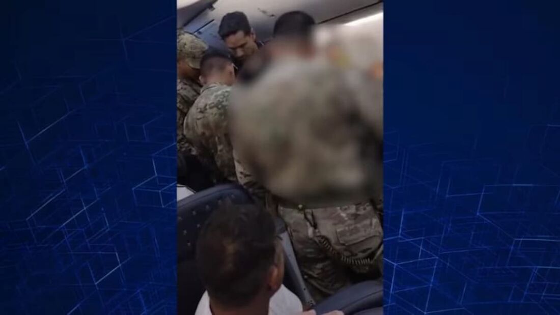 Homem tenta abrir porta de avião durante voo e precisa ser contido por passageiros e tripulação do voo