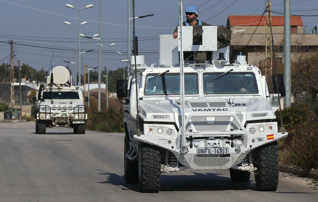 Veículos da Força Interina das Nações Unidas no Líbano (UNIFIL) patrulham cidade no sul do Líbano, perto da fronteira com Israel