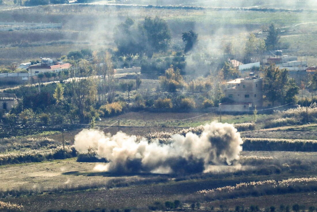 Fumaça sobe durante bombardeio israelense na planície de Marjayoun, no sul do Líbano, dias após um cessar-fogo entre Israel e o Hezbollah entrar em vigor.