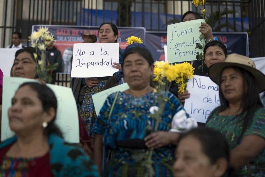 Familiares de vítimas do conflito armado interno (1960-1996) participam de uma coletiva de imprensa em frente à Suprema Corte de Justiça na Cidade da Guatemala