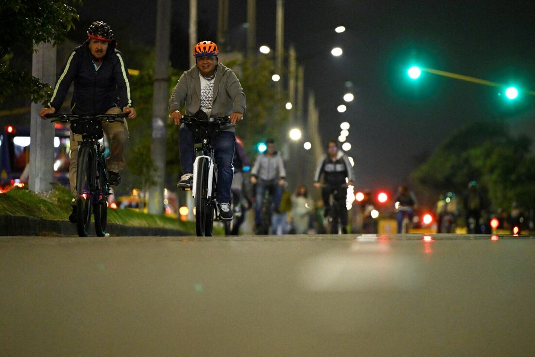 Ciclistas andam pelas ruas durante um dia semanal sem carros em Bogotá, em 12 de dezembro de 2024