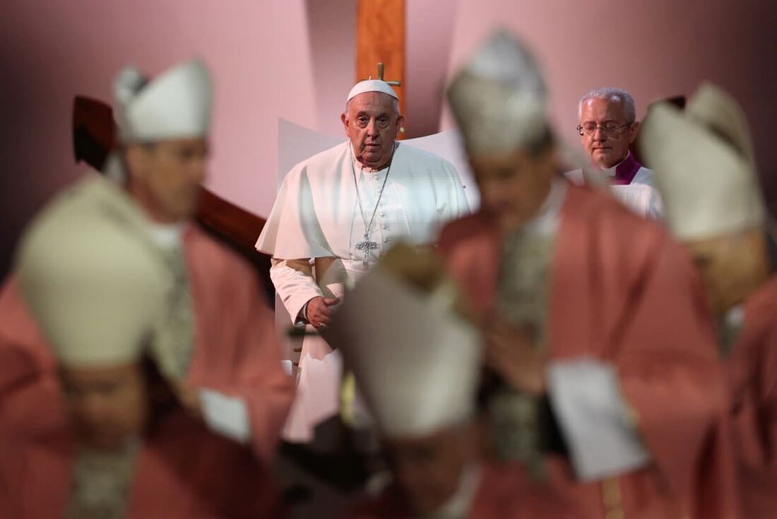 O Papa Francisco (C) preside uma missa na Place d'Austerlitz (U Casone) em Ajaccio, como parte de sua viagem à ilha francesa de Córsega.