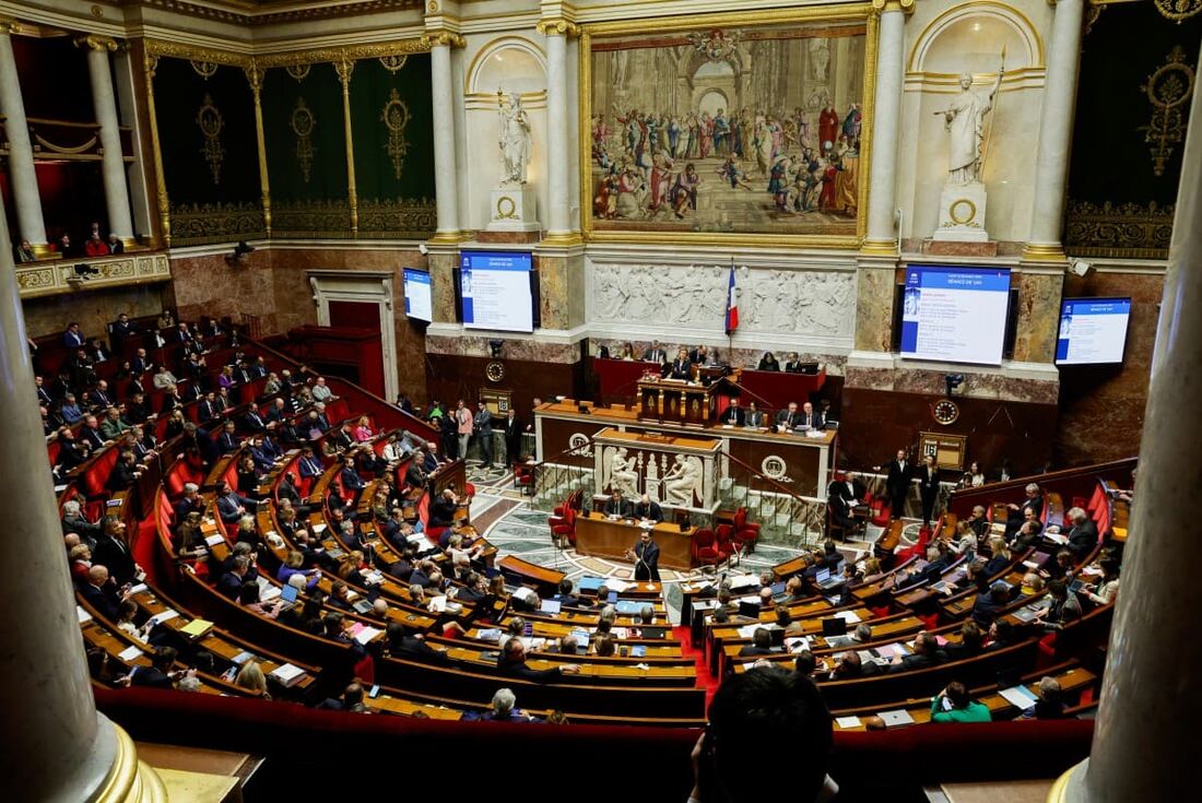 O Ministro Francês do Orçamento e Contas Públicas Laurent Saint-Martin (C) fala durante uma sessão para votar o projeto de lei orçamentária especial na Assembleia Nacional em Paris. 