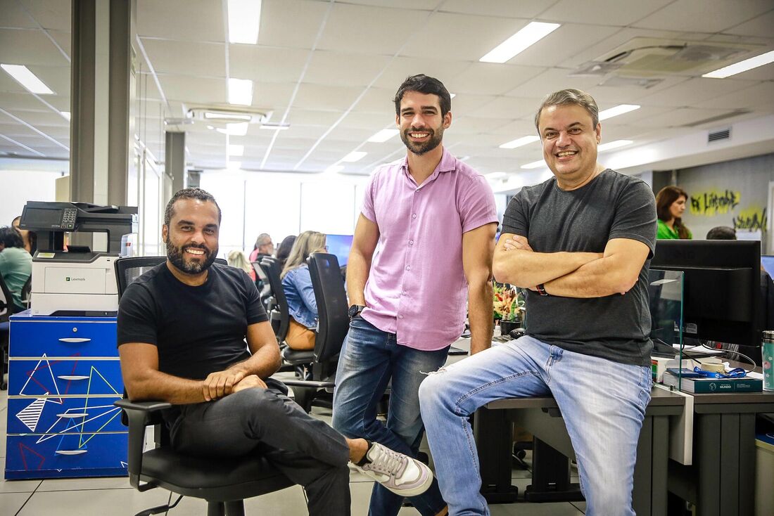 Bernardo D'Almeida, presidente da Emprel; Rafael Figueiredo, secretário de Ciência, Tecnologia e Inovação; e Felipe Cadena, secretário executivo de Transformação Digital. 