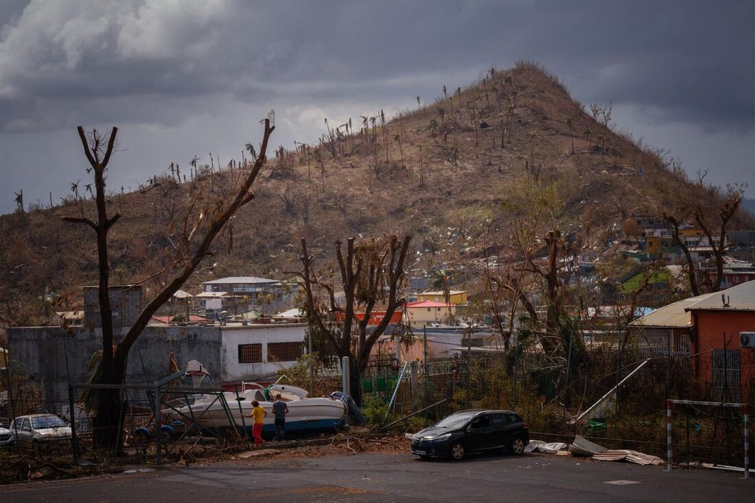 Esta fotografia mostra danos e árvores derrubadas em Pamandzi, no território francês de Mayotte, no Oceano Índico