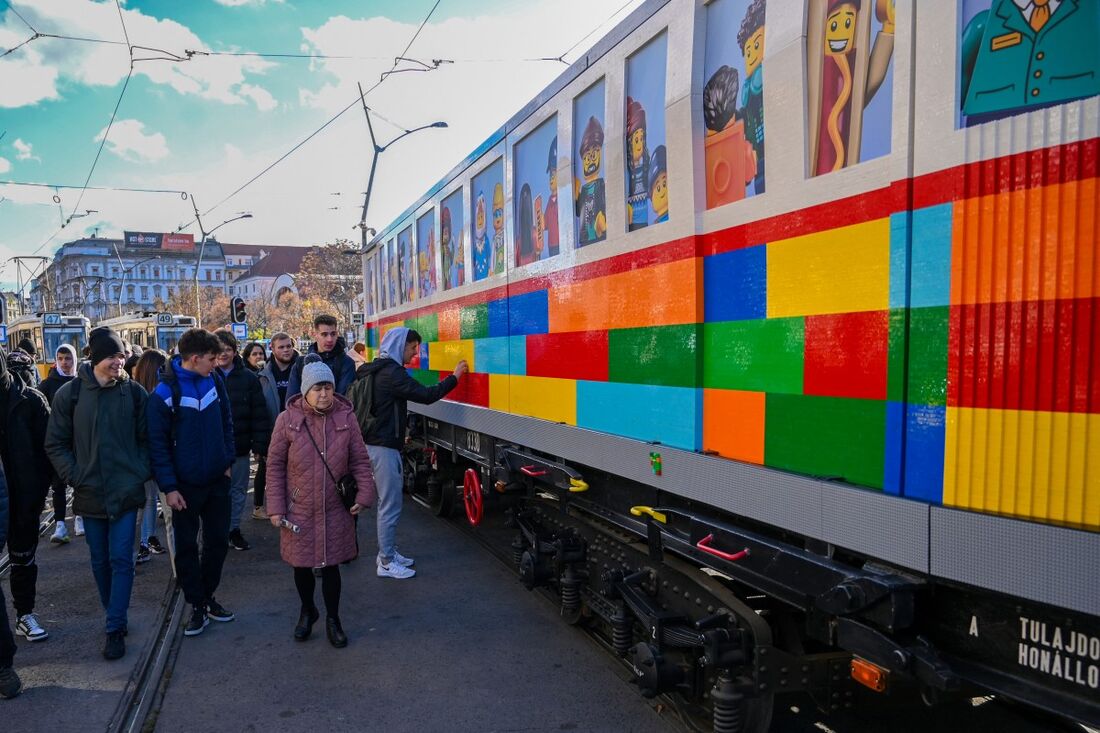 Visitantes observam um bonde em tamanho real construído com peças clássicas de Lego pelo artista húngaro Balazs Doczy na Praça Deak Ferenc, no centro de Budapeste