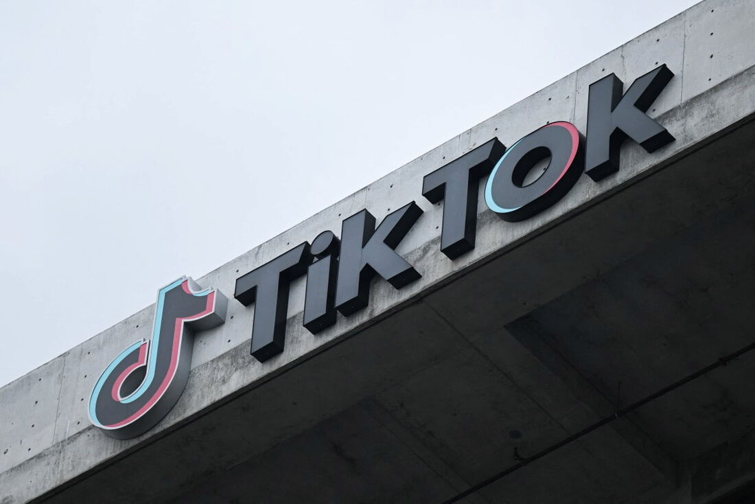 O logotipo do TikTok é exibido nos escritórios da empresa de aplicativos de mídia social em Culver City, Califórnia