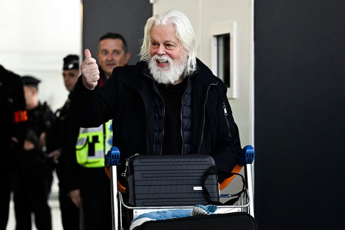 O ativista anti-caça às baleias Paul Watson gesticula ao chegar ao aeroporto Roissy-Charles de Gaulle, nos arredores de Paris.