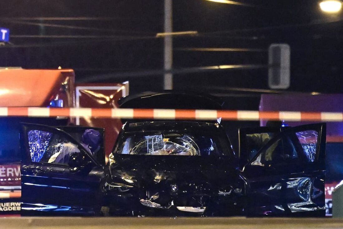 Polícia forense inspeciona o carro que colidiu com uma multidão em um mercado natalino na Alemanha