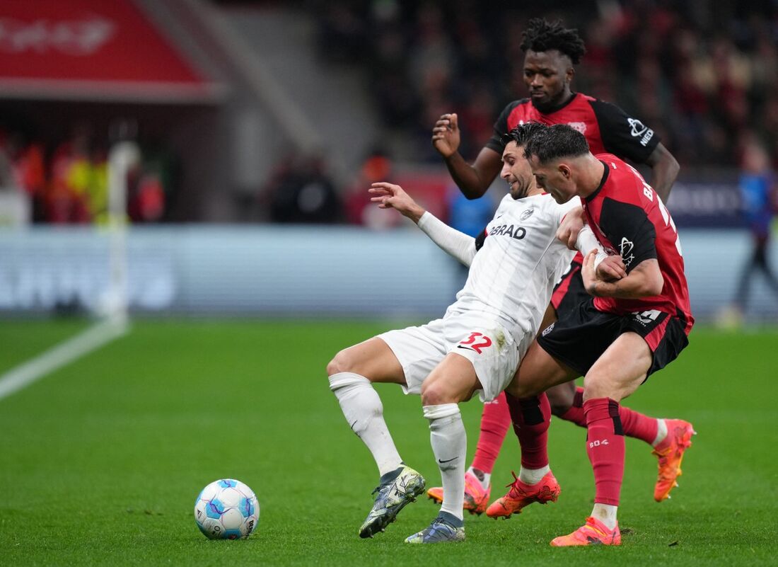 Lance de jogo entre Bayer Leverkusen e Freiburg, pelo Campeonato Alemão