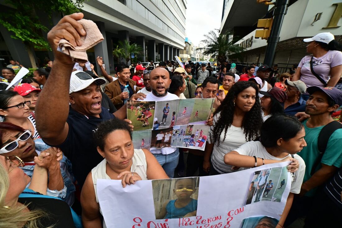 Pessoas protestam contra desaparecimento de quatro adolescentes no Equador