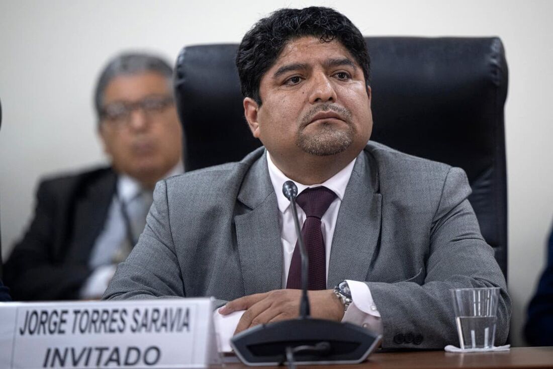 O advogado Jorge Torres (2&ordm; D), ex-chefe do Gabinete Jurídico e Constitucional do Congresso peruano.