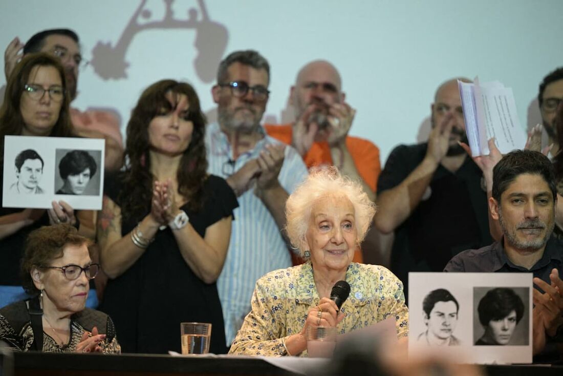 A líder da organização de direitos humanos "Abuelas de Plaza de Mayo", Estela de Carlotto (C), fala durante uma conferência de imprensa para anunciar a restituição da identidade do 138&ordm; neto.