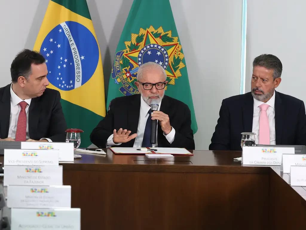 Na mesa estão o presidente do Senado, Rodrigo Pacheco, o presidente Luiz Inácio Lula da Silva, e o presidente da Câmara, Arthur Lira