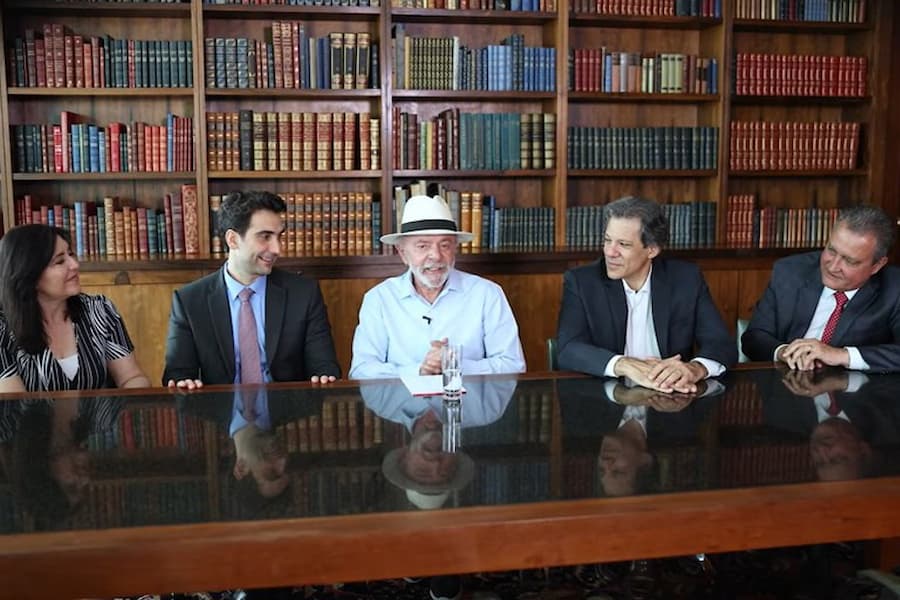 Presidente Lula com os ministros Fernando Haddad, Rui Costa e Simone Tebet e o futuro presidente do Banco Central, Gabriel Galípolo