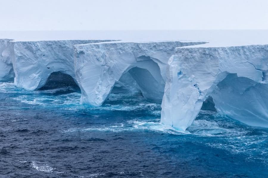 A23a tem 3,9 mil quilômetros quadrados, equivalente a oito vezes o tamanho de Porto Alegre.