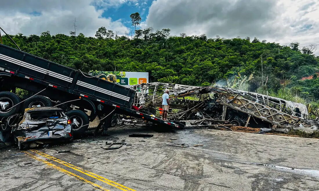 Policiais rodoviários federais, civis e militares de Minas Gerais buscam o motorista da carreta que se envolveu em acidente que matou 38 pessoas em Teófilo Otoni (MG).