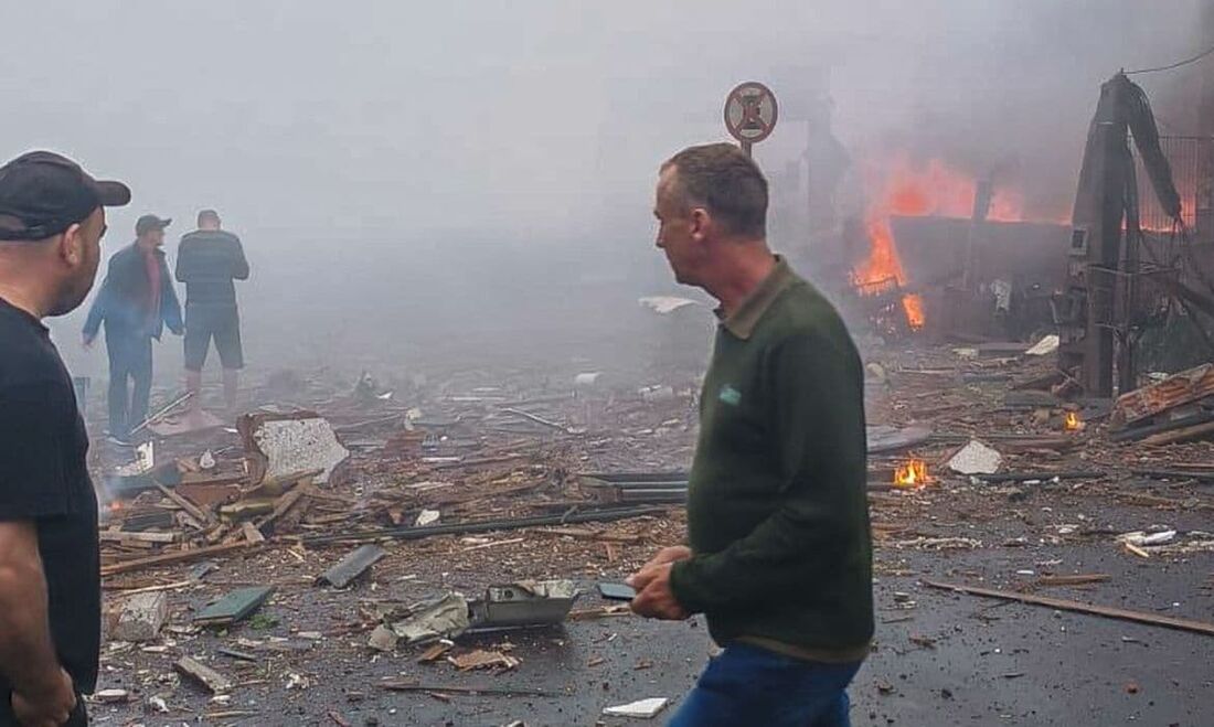 Duas das 17 pessoas feridas em terra pela queda de um avião bimotor na cidade de Gramado, no Rio Grande do Sul, continuam internadas, em estado grave.