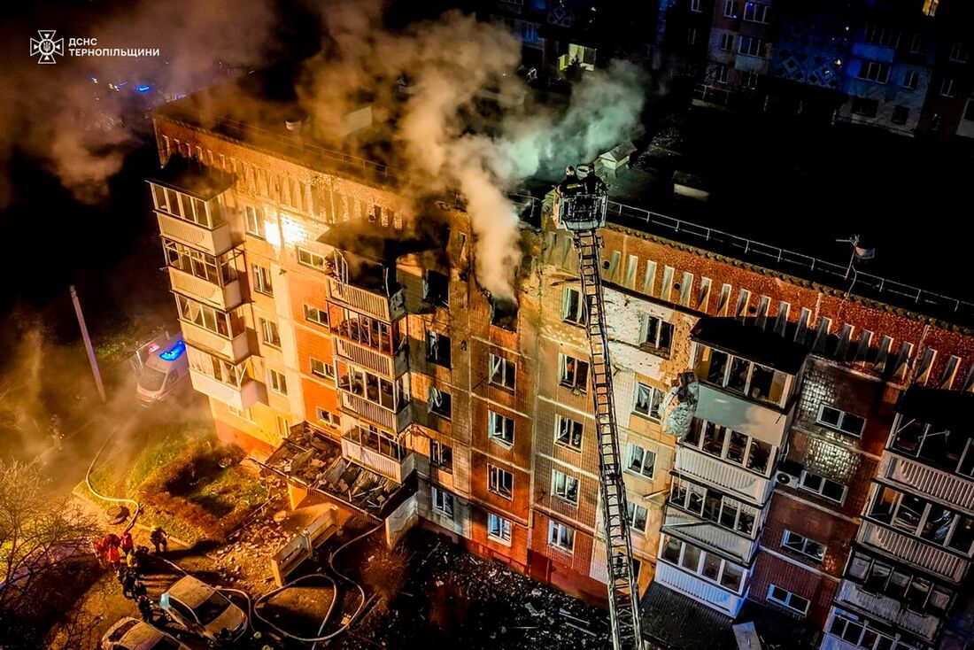 Prédio residencial em chamas após um ataque aéreo russo, em Ternopil