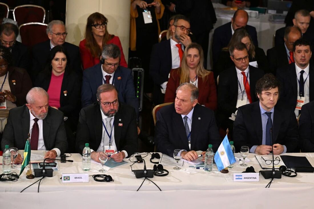 O presidente Lula, o ministro de Minas e Energia do Brasil, Alexandre Silveira, o ministro das Relações Exteriores da Argentina, Gerardo Werthein, e o presidente da Argentina, Javier Milei, participam da LXV Cúpula do Mercosul em Montevidéu.