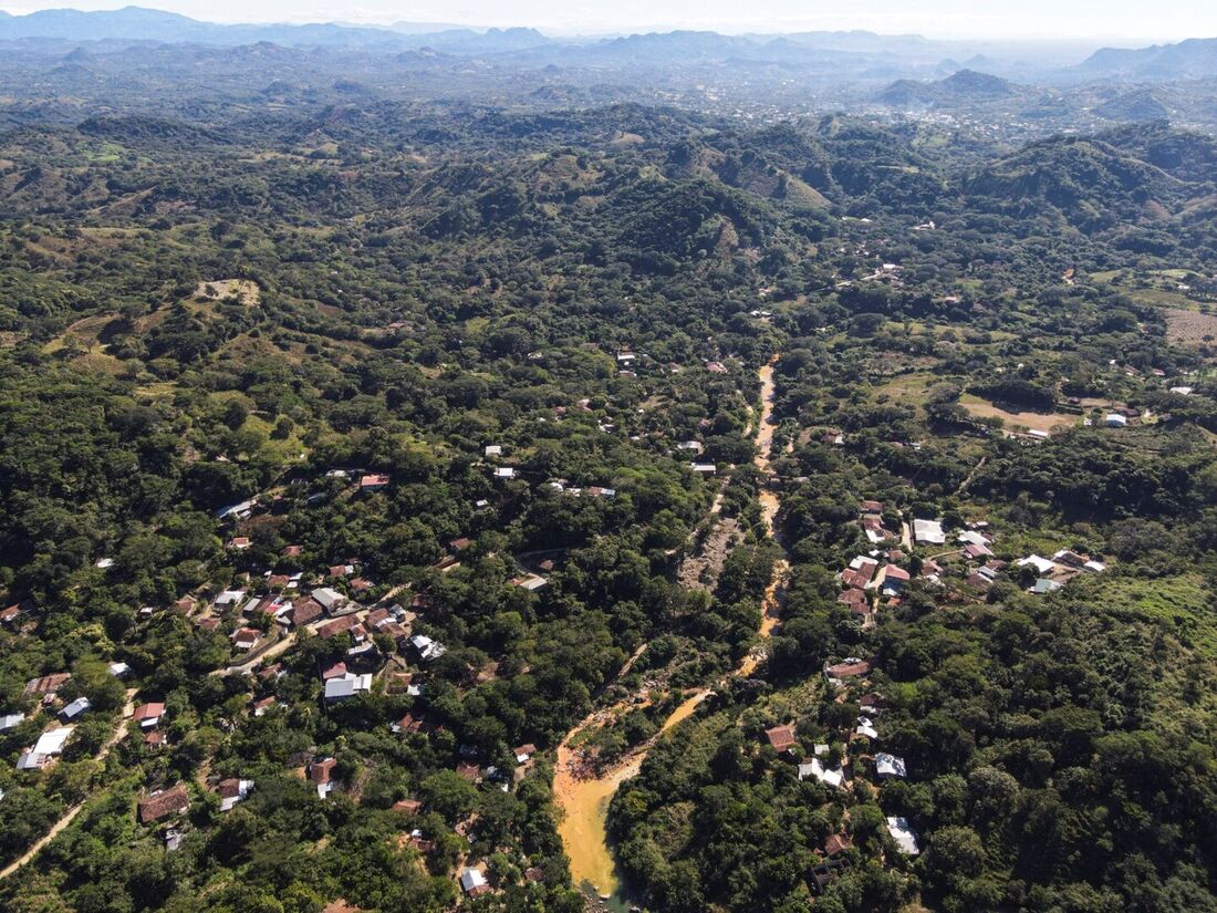 Vista aérea do rio San Sebastian, contaminado pela atividade de mineração, em Santa Rosa de Lima, departamento de La Union, El Salvador