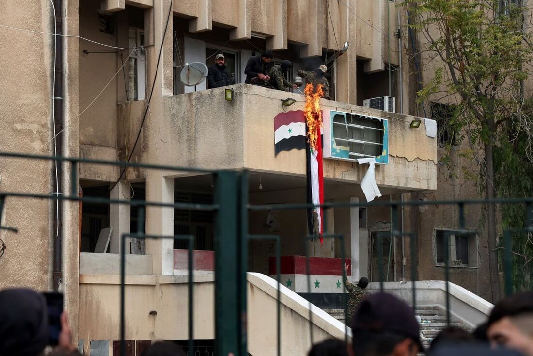 Forças antigovernamentais incendiaram a bandeira síria na cidade de Salamiyah, na província central de Hama, em 7 de dezembro de 2024