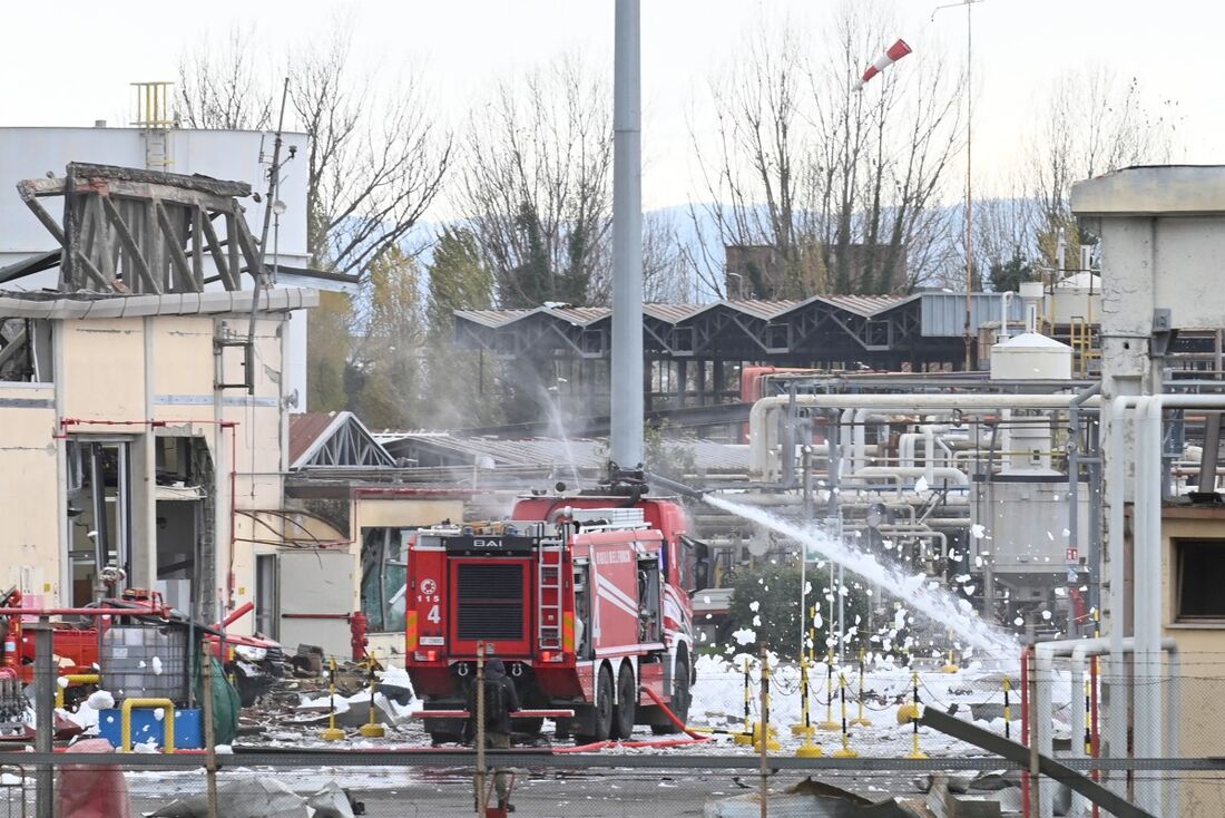 Bombeiros trabalham em um depósito de combustível administrado pela empresa italiana de energia