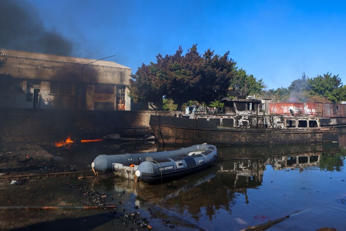 Um navio de guerra sírio, destruído em um ataque noturno israelense